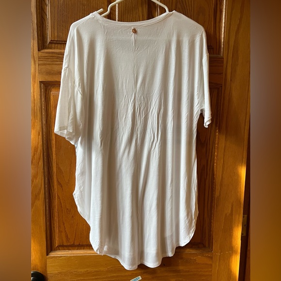 NWOT LIVI Active long t-shirt - Picture 2 of 5